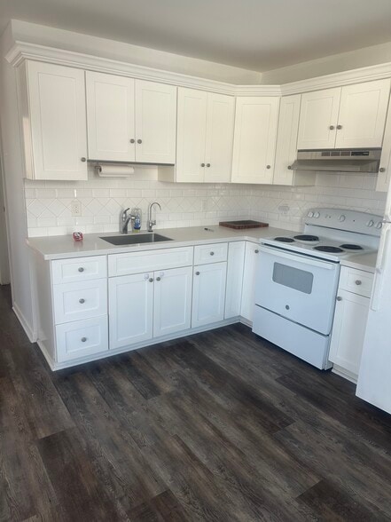 Building Photo - 125 Harwinton Ave