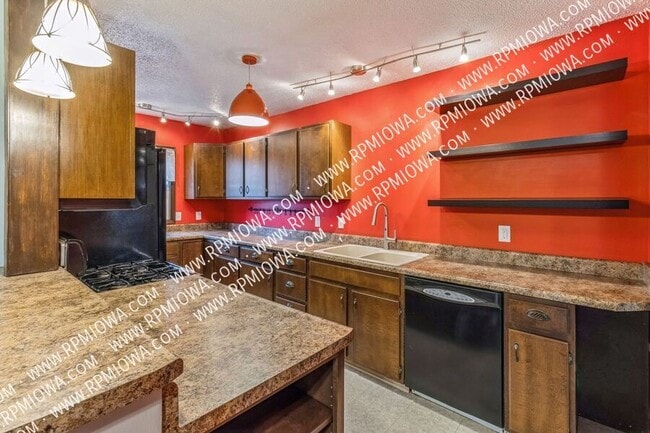 Building Photo - 1112 Main St