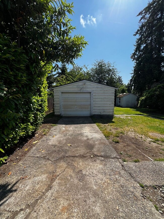 Building Photo - Fully Renovated 2 BD and 1 BA w/ detached ...