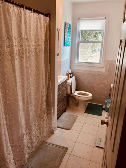Bathroom - 701 W 37th St