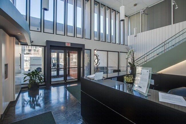 Building Photo - 32 Cherokee St