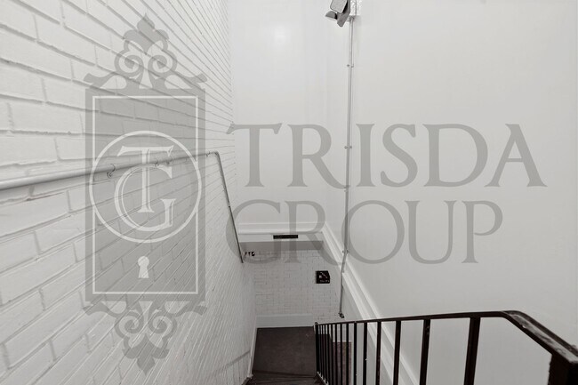 Building Photo - Modern 1 BR Apt in Mt Washington, 2 Off Street Parking Spaces, Private storage, Pets OK, W/D, DW, AC