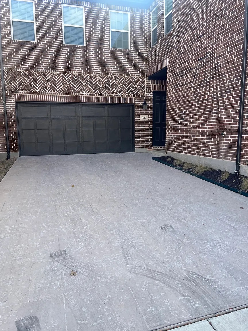 Building Photo - Room in House on Jones Dr