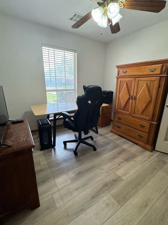 Building Photo - Fully Furnished, Short-Term Rental - (3) Bed/(2) Bath + Office! Pool Access!