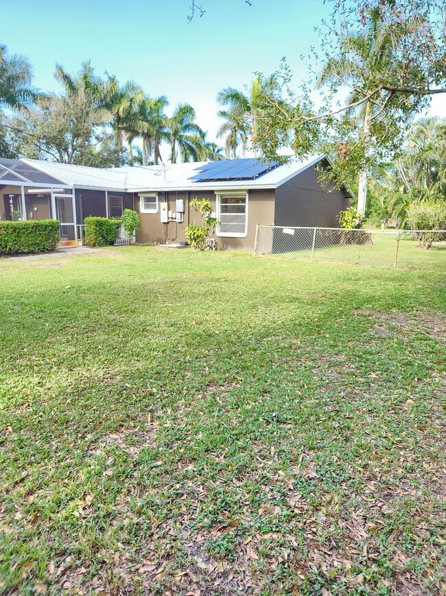 Building Photo - Charming Home With Lanai, Fenced-in Yard, ...