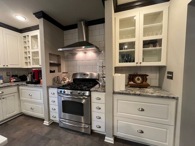 Building Photo - Beautifully renovated Midtown charmer