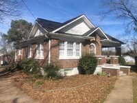 Building Photo - CHARMING 3 BEDROOM