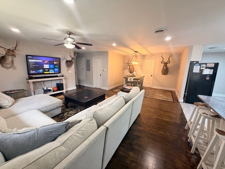 Building Photo - 321 Village Dr