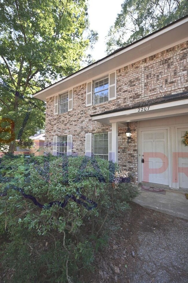 Building Photo - 2207 Lily Dr