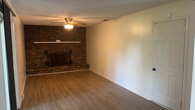 Building Photo - 621 Waneta Ave