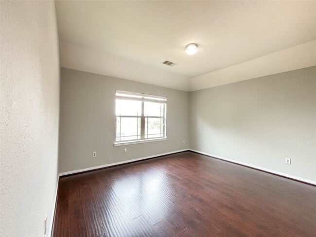 Building Photo - 1323 Maple Ace Dr