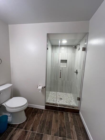 Apt-B Bath - 951 25th St NW