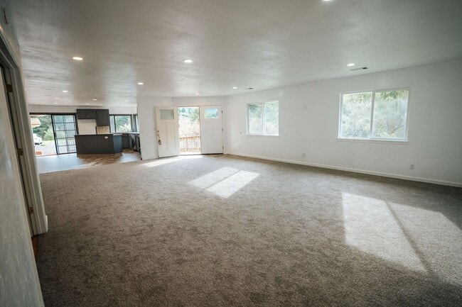 Building Photo - Spacious 4-Bedroom Home with Stunning Hilltop Views in Fortuna, CA