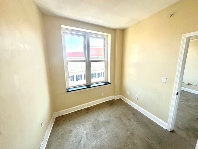 Building Photo - 77 Bank St