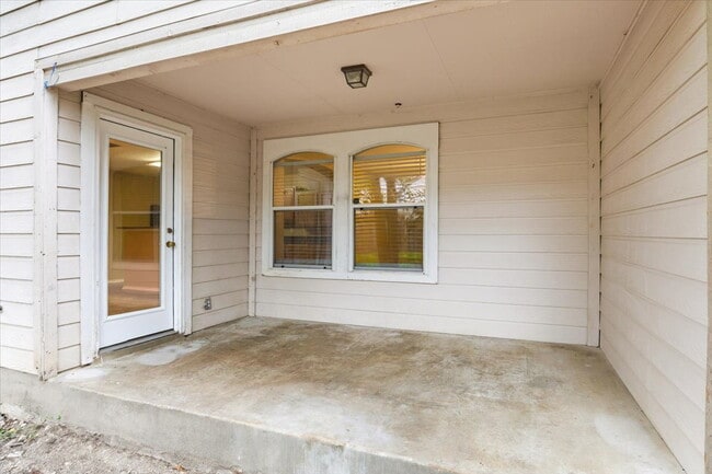 Building Photo - Spacious 4 Bedroom Home in Prime Medical Center Location