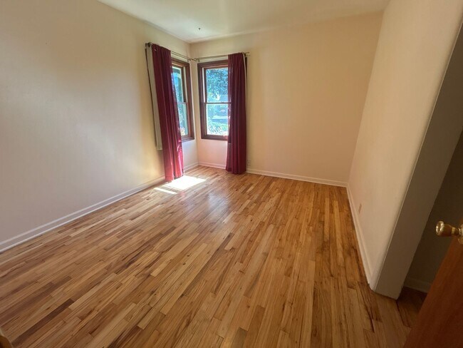 Building Photo - Spacious 2 Bedroom 1 Bath Duplex in Park-Like Setting - Pets Welcome