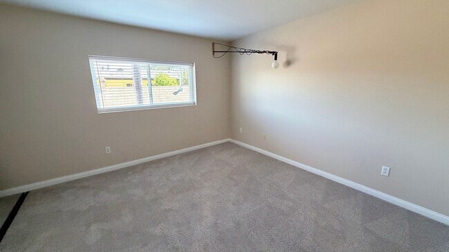 Building Photo - Charming 2 Bed / 1.5 Bath Townhome in the Heart of University Heights – Gated Community with Assi...