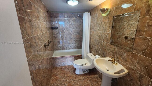 Building Photo - 1301 NE Miami Gardens Dr