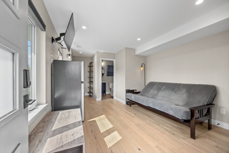 Studio w queen futon - 3840 Eliot St