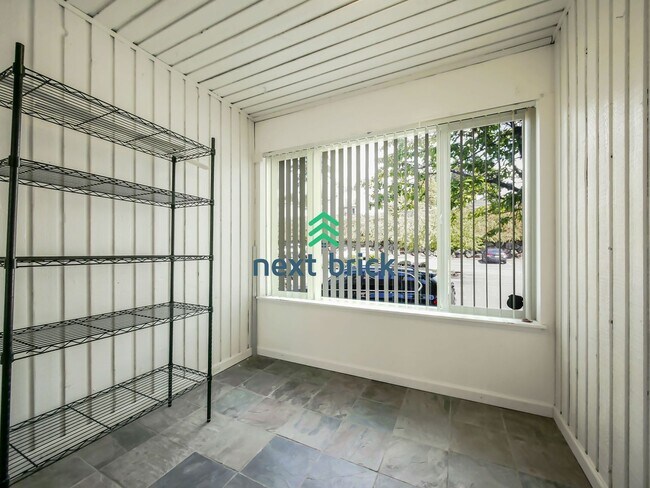 Building Photo - 2 Bed and 1 Bath Renton Condo is Available...