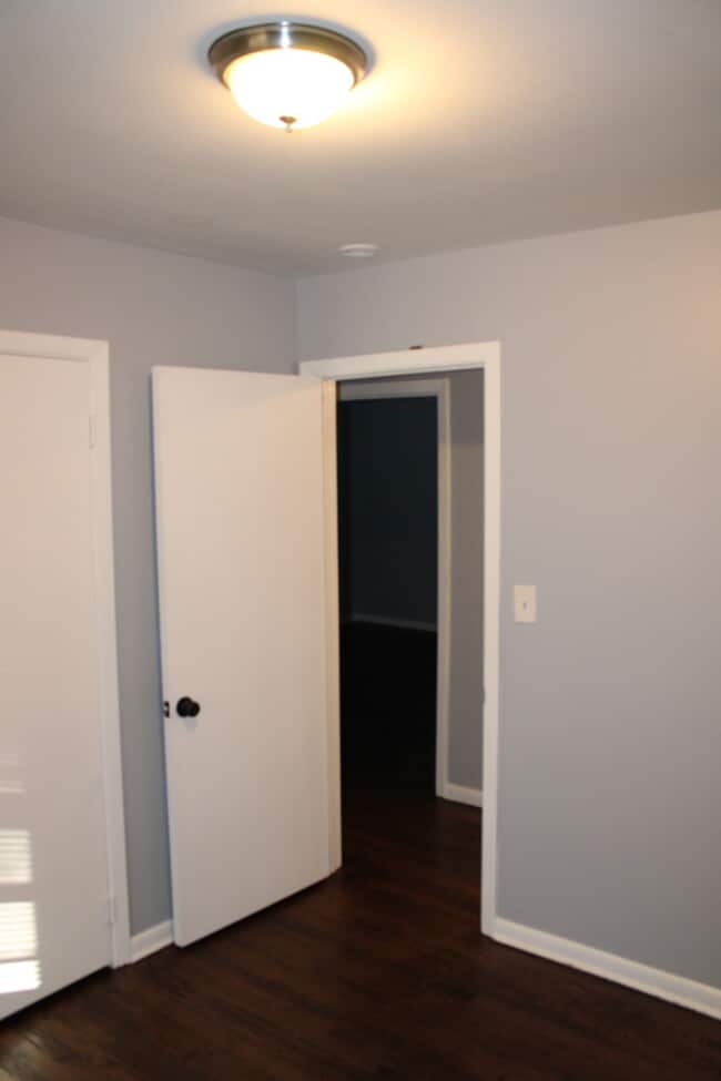 Building Photo - Spacious 3 bedrooms and 2 bath with vanity...