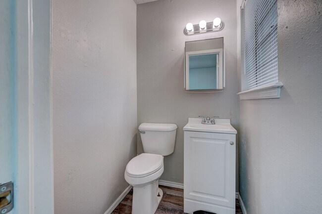 Building Photo - 4 bed, 1.5 bath home in okc,ok