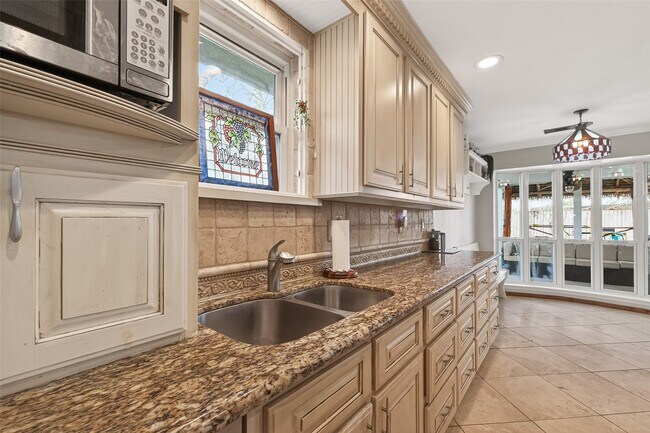 Building Photo - 805 Camelot Ln