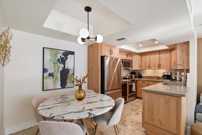 Building Photo - 1820 E Morten Ave