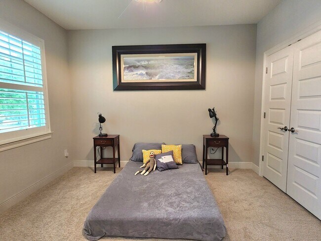 Building Photo - Stunning 2-story Home in the Coveted East ...