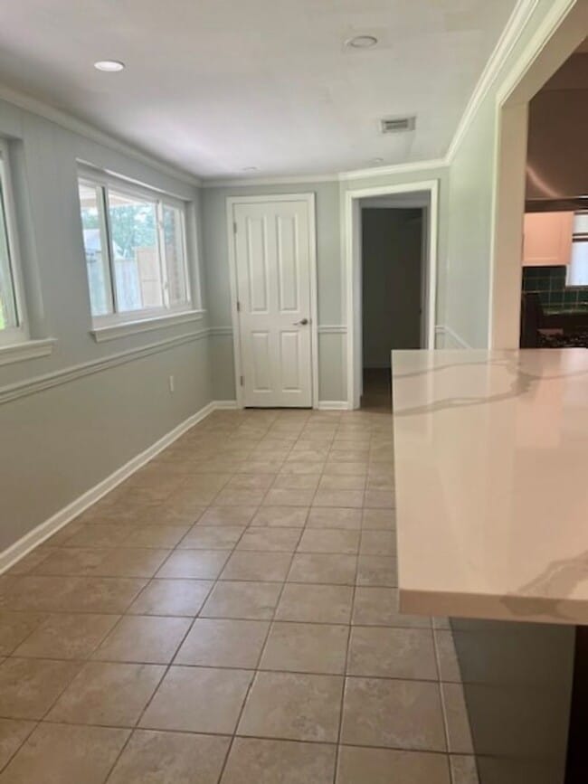 Building Photo - YOUR COUNTRY RETREAT IN THE CITY!
