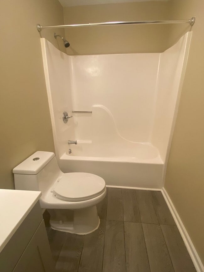 Building Photo - Spacious 4 bedroom, 2 bath Townhome