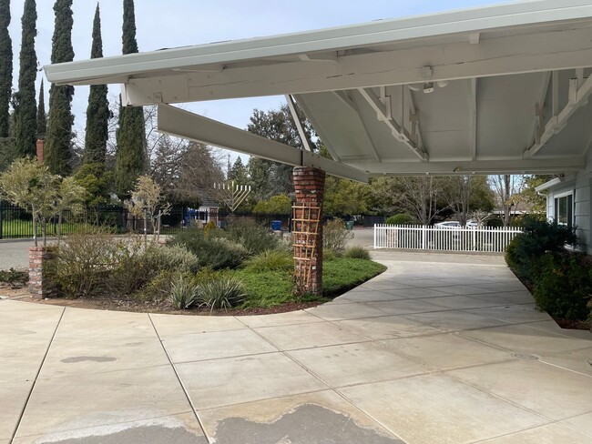 Building Photo - Beautiful Mid Century 3 Bedroom 3.5 Bathro...