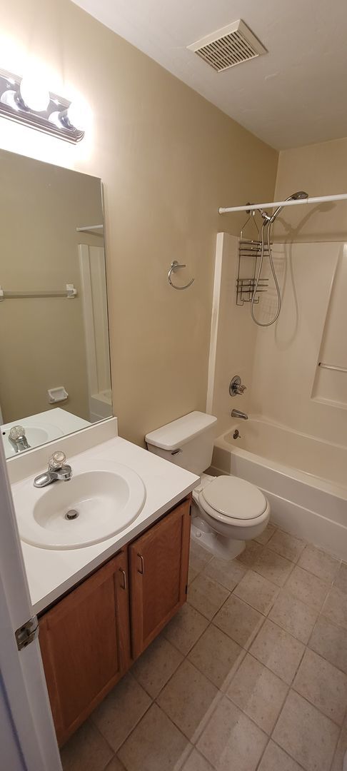 Building Photo - 2 Bedroom/2 Bath Townhome in Rockwood Villas
