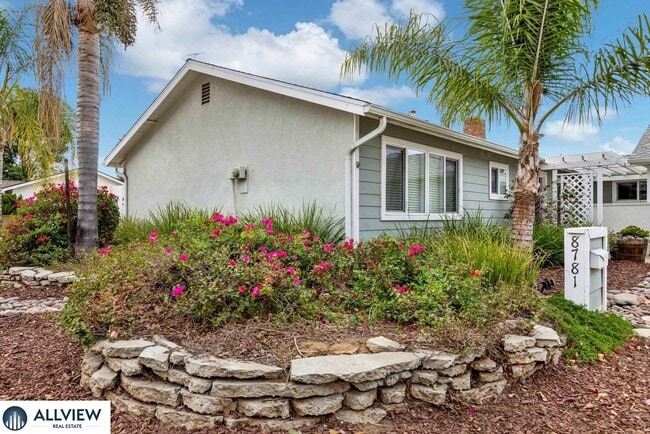 Building Photo - Charming & Light-Filled 3 Bed/2 Bath Home ...