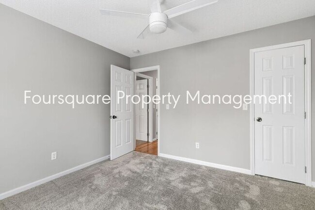 Building Photo - End Unit Town Home | 2nd Floor Loft | Wash...