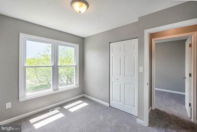 Building Photo - 324 Talbot Ct