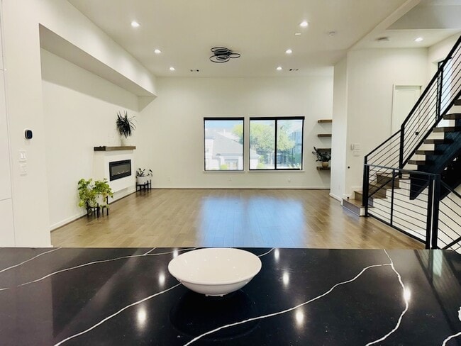 Building Photo - 525 Memorial Heights Dr