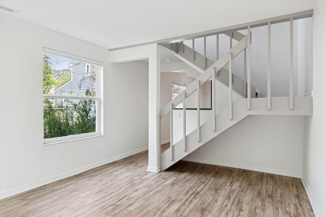 Building Photo - Updated & Bright 2BR Condo in Prime Boulde...