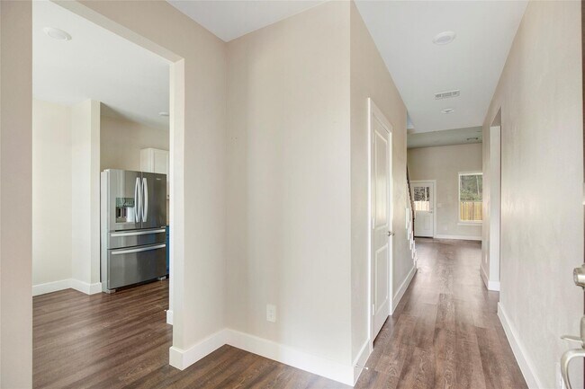 Building Photo - 423 Black Walnut Dr