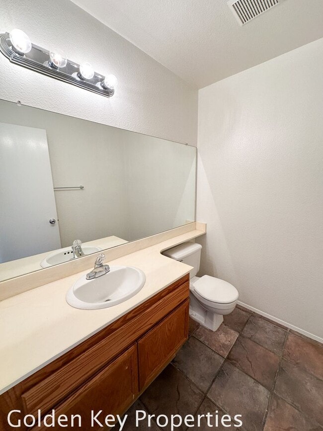 Building Photo - Four-bedroom townhome in The Trails at Cal...