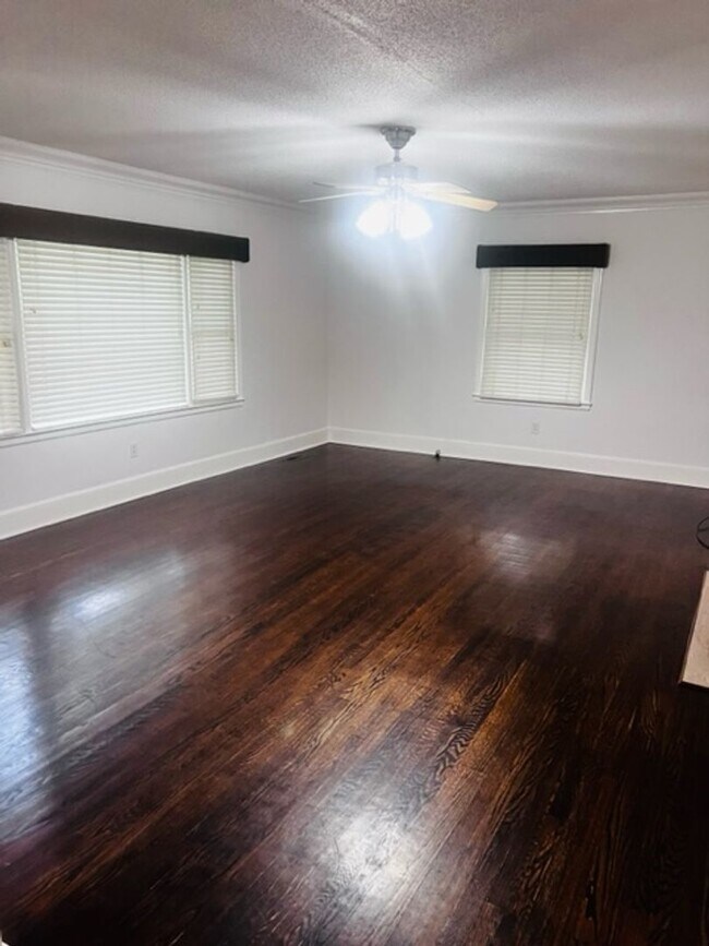Building Photo - 4 bed, 3 bath home in Stonehaven