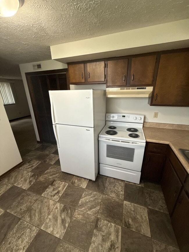 Building Photo - Spacious 2-bedroom, 1-bath lower-level duplex