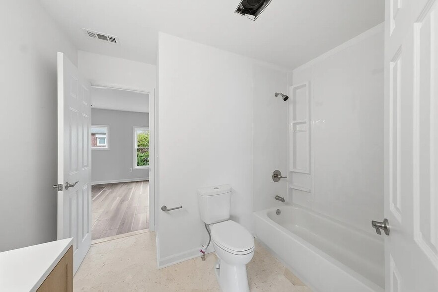 Building Photo - 207 Roundhouse Ct