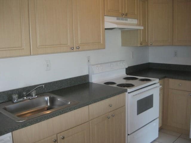 Building Photo - 605 S Pine Island Rd