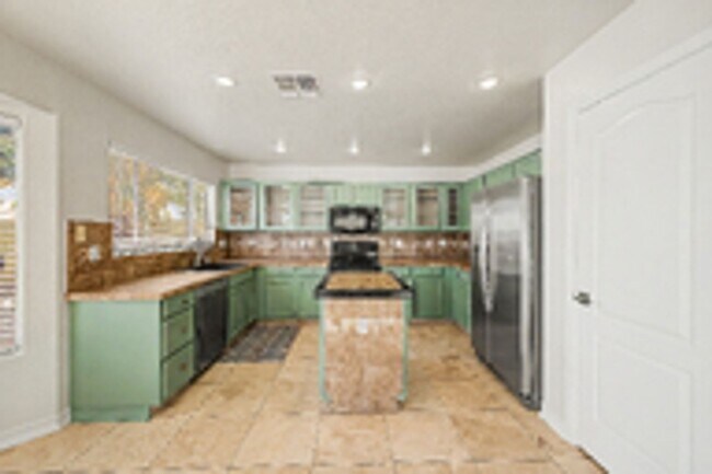 Building Photo - Newly Remodeled Home