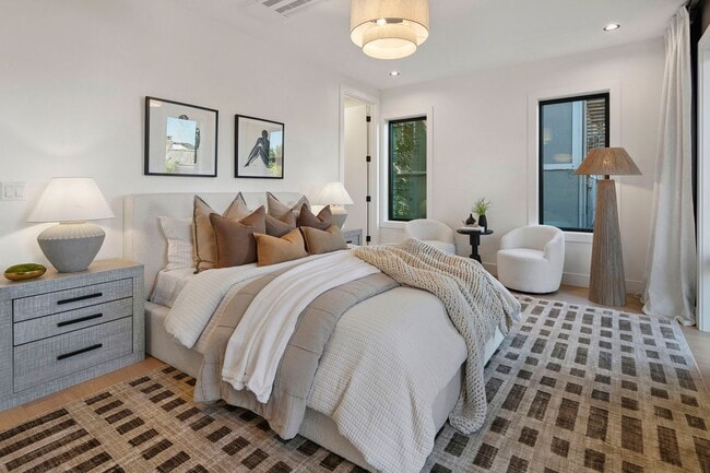 Building Photo - Skyview Townhome: Luxury Living in Lake Oswego's Premier First Addition Neighborhood