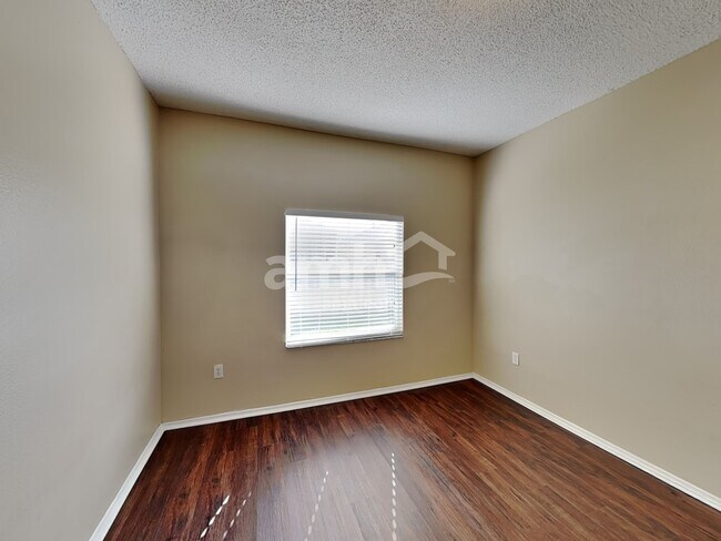 Building Photo - 823 Springwood Cir