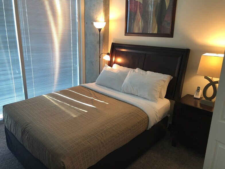 Building Photo - 320 S Church St