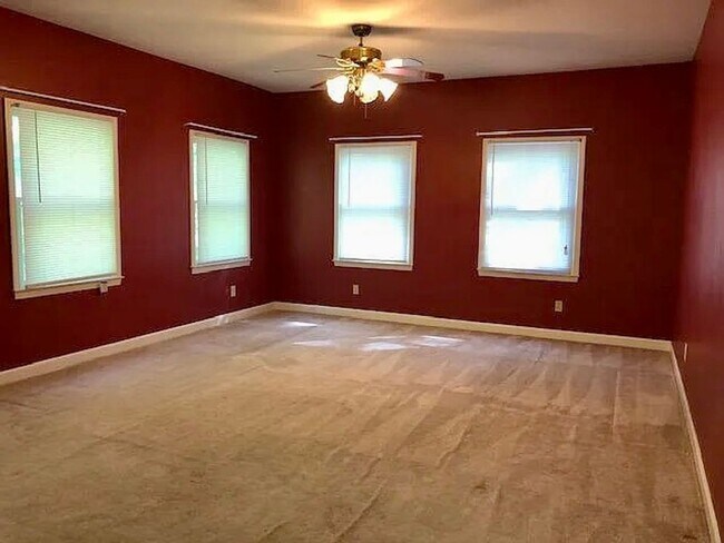 Building Photo - Spacious 3100 sq ft 3 bedroom 2 bath home on over 1.5 acres in Oak Ridge, NC