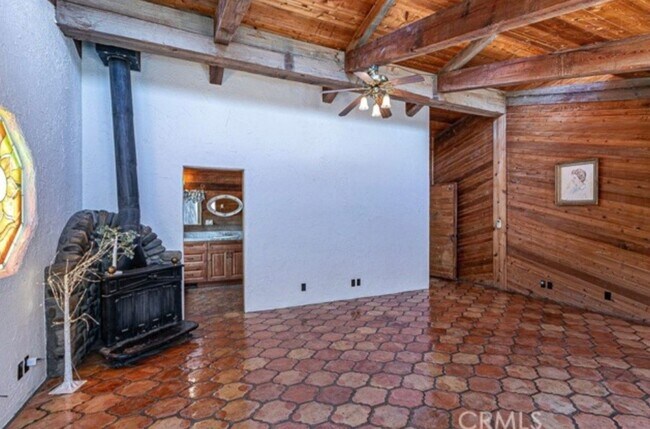 Building Photo - Escape to Your Own Private Retreat Among the Oaks